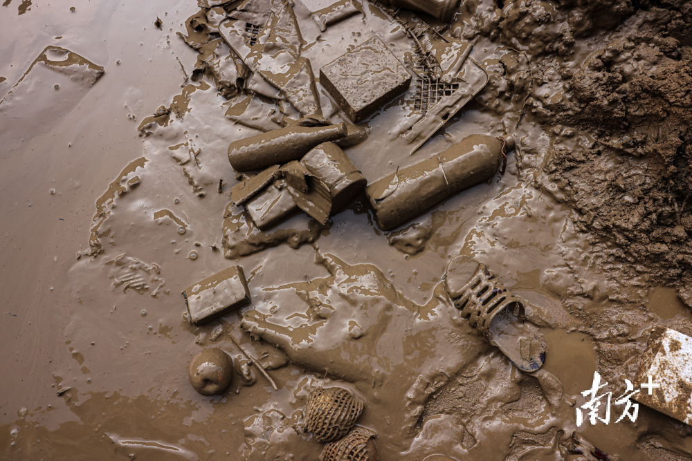 4月22日，韶关江湾镇，街上淤泥裹着各种物品。  