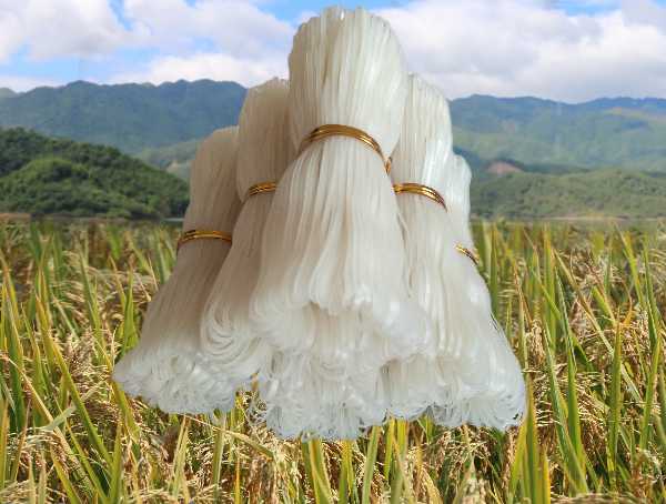 岗坪切粉是用当地优异稻米作主要质料，用传统工艺做成的丝状粉条。