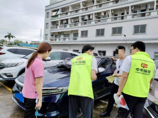 中华财险使命职员魔难车辆受损情景。