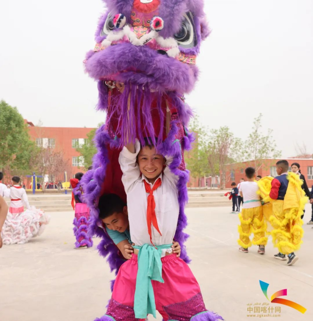 腼腆的微笑，藏着难以言说的喜悦。喀什地区融媒体 记者刘亚芮 摄