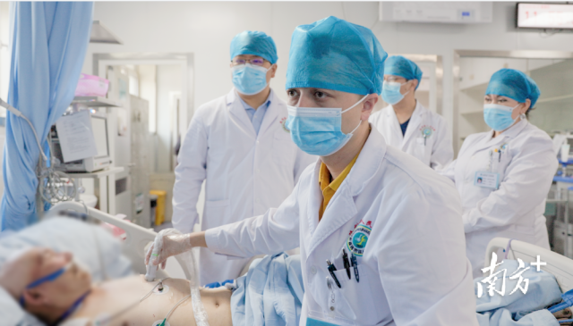 广州援疆工作队队员、急诊重症医学科主任黄煌（左一站立者）指导当地医生为病人做检查。