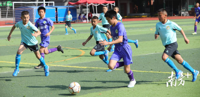 通过足球赛等体育活动，粤喀、穗疏两地学子积极交流互动，树立“石榴籽一家亲”的意识。（受访者供图）