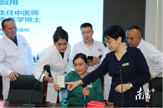 陈秀华正给维吾尔医医院医务职员培训。医义