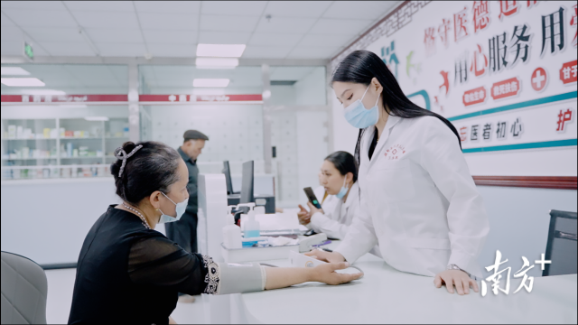 如今，米热班古丽成为一名村医，尽心服务乡亲们。