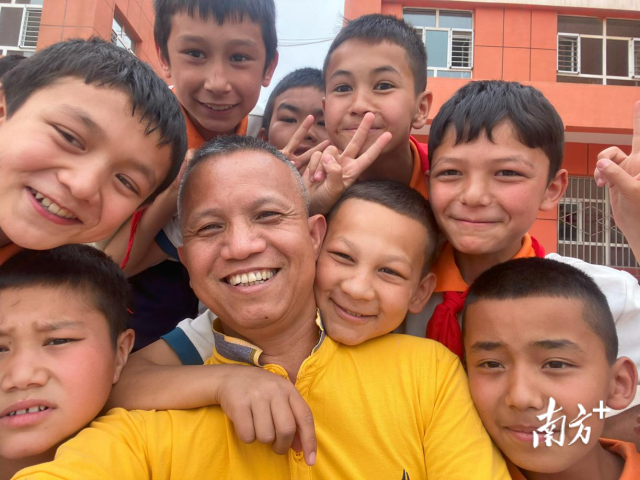 和援疆教师在一起，托小的学生们十分快乐、开心。（受访者供图）