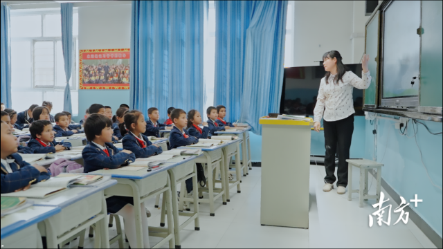 援疆老师用心备课、上课，让课堂氛围活跃起来。