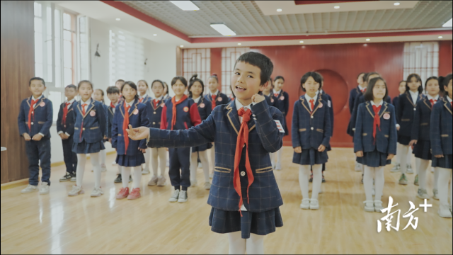 合唱班成为孩子们下课休闲的去处，沉浸在音乐的海洋。