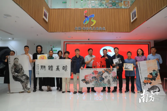 广州市画家、各非遗传承人还向疏附县救济了他们创作的种种作品。