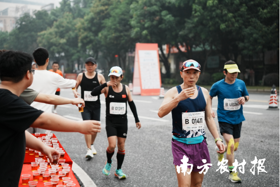 在清远好风土·2024清远马拉松赛中，超5000名跑者饮用英德红茶。