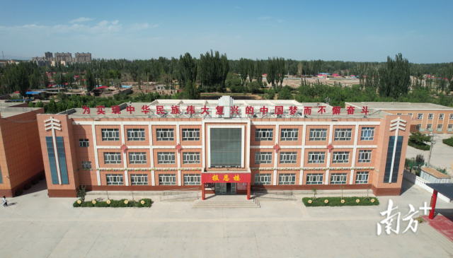 和10年前相比，托小换上了“新衣裳”，校园环境更美了。