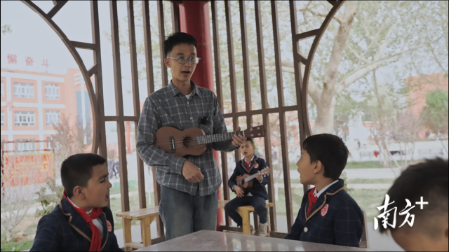 援疆教师潘康友把尤克里里社团组建起来，丰富孩子们的童年生活。