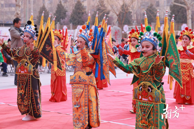 随着文化润疆深入推进，戏曲、书法、剪纸等优秀传统文化在受援地学校“深扎根”。