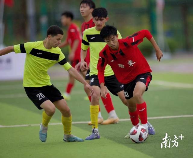 粤新两地球员在球技的切磋较量中激发真挚的友谊，促进各族群众交往交流交融。