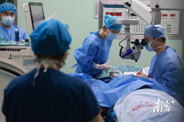 广东医生为喀什患者做免费白内障手术。