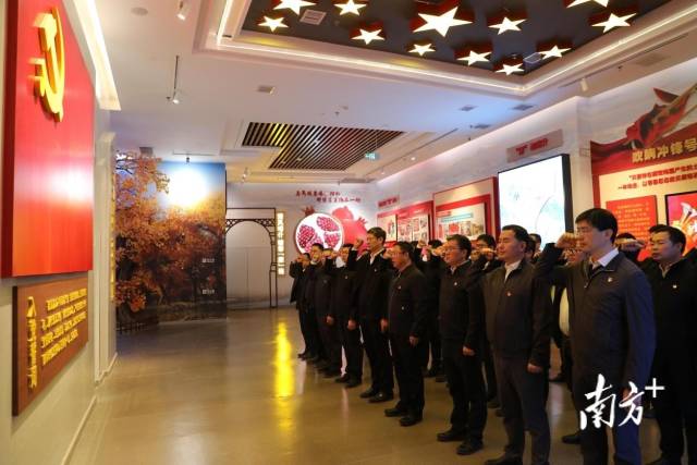 全体广东援疆干部人才重温入党誓词。