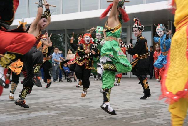 “中华战舞”现身白鹅潭，普宁英歌快闪吸引游客围观