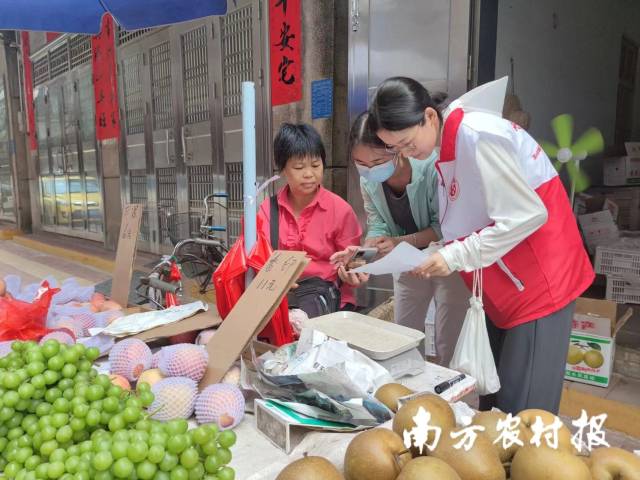 服务于茂名市茂南区高山镇人民政府党建工作办的志愿者许灼琳（右一），毕业于广东财经大学，谈起自己的志愿服务经历，表示维持秩序、写材料、做宣讲、下田头、走街巷……每一天都很充实。 