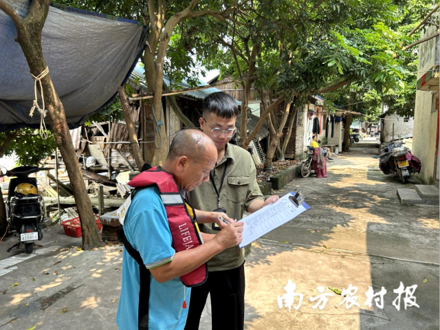 江门“三支一扶”志愿者霍锦朝入户走访收集讯息。