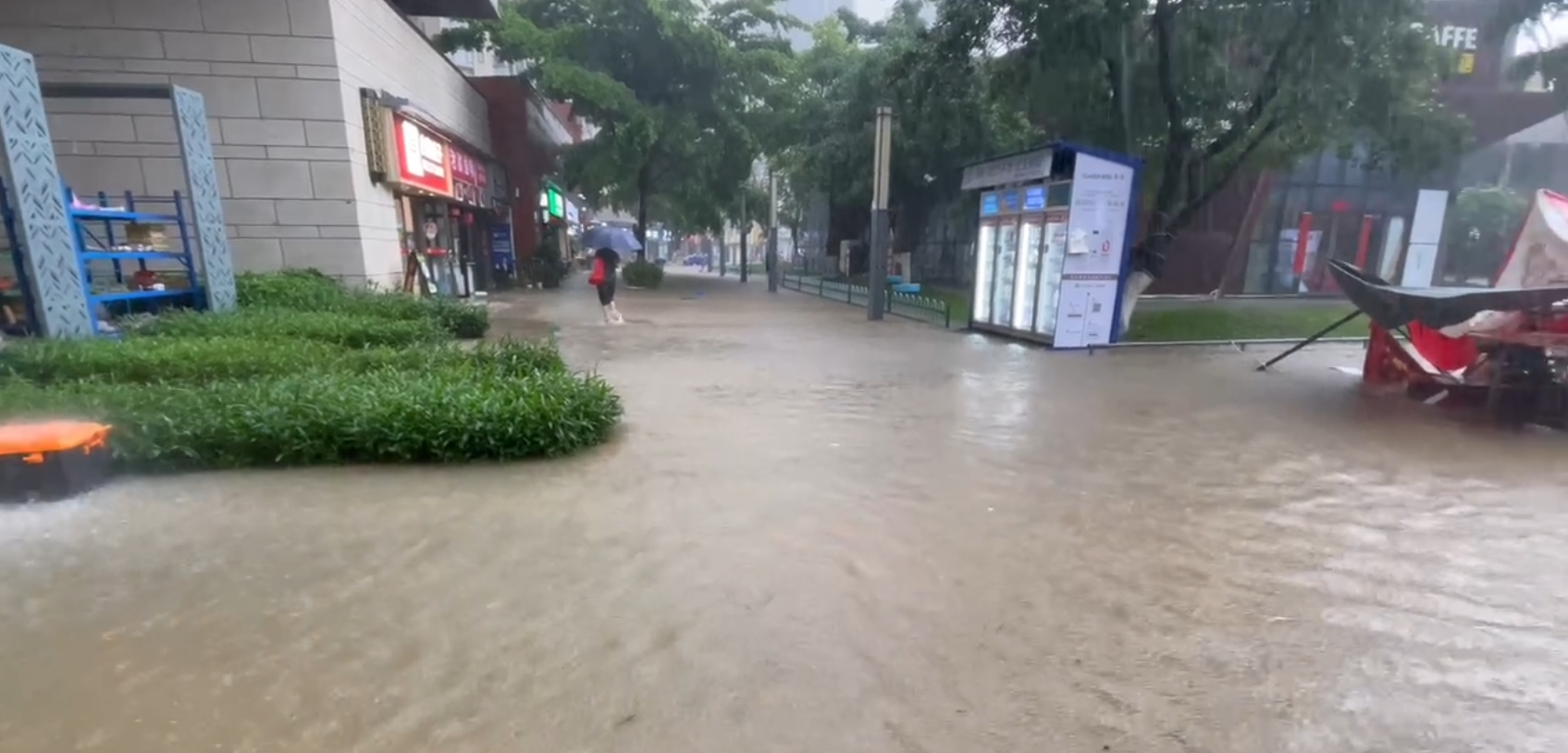 凤山街道万科城小区门口（网友）