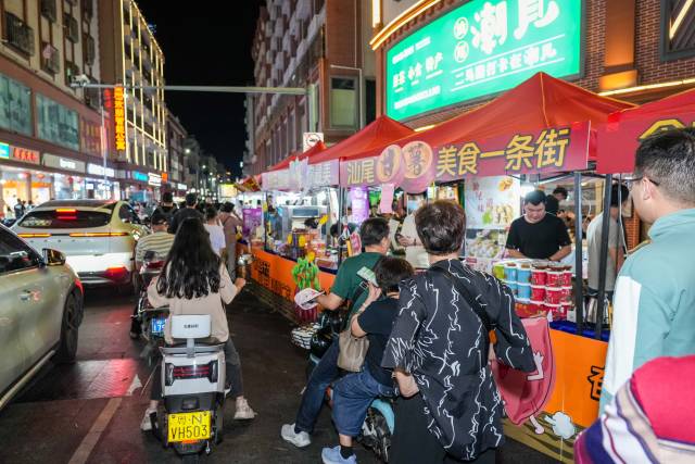 汕尾借势“五一”小长假，在网红打卡地二马路美食街。