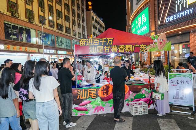 当晚二马路甘薯美食摊位吸引市民游客近7000人次。