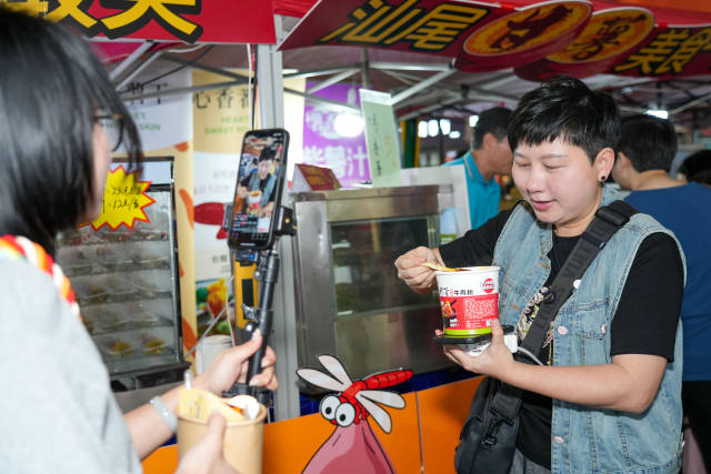 网红大V现场直播带货。