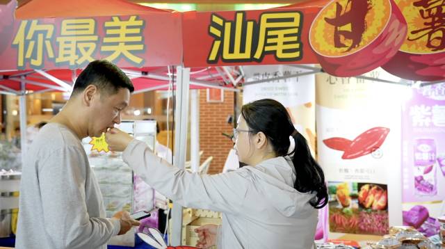 市民游客现场品尝甘薯美食。