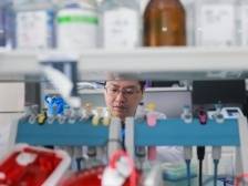 跑在癌症“第五疗法”赛道上的青年医生｜莞邑人物周刊