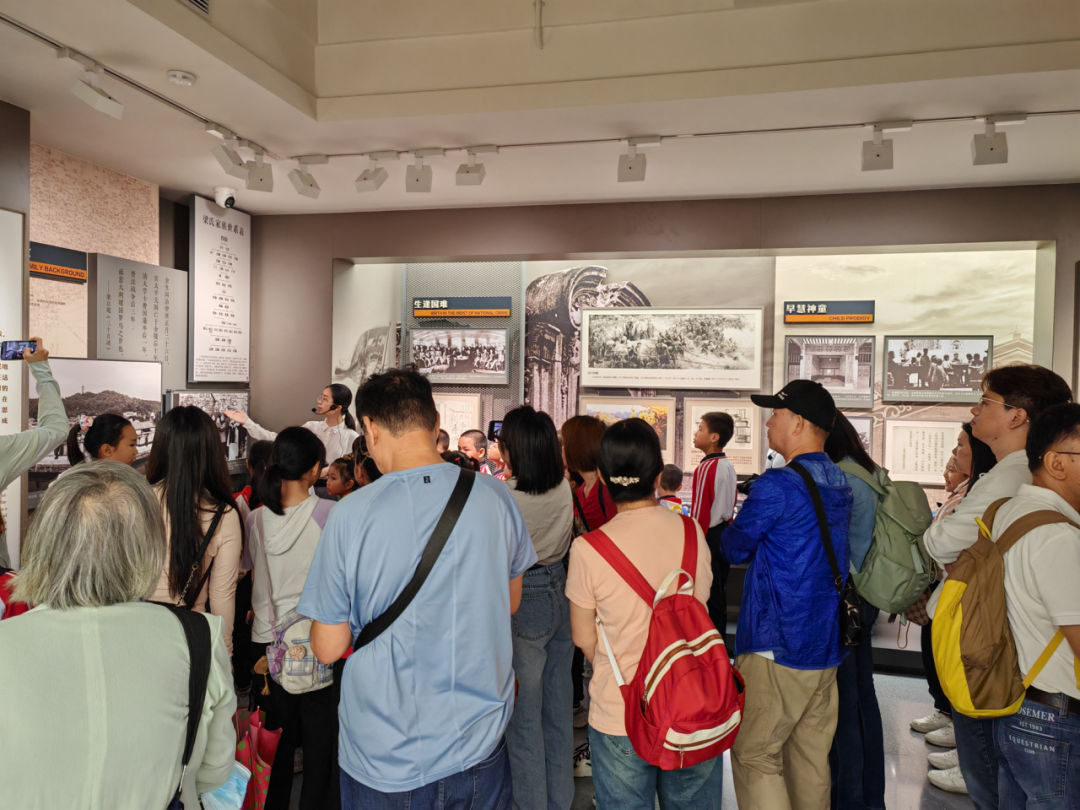 游客在新会梁启超故居纪念馆参观。