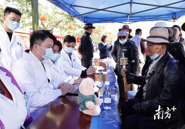 中山大学中山眼科中心主任、医院院长林浩添带领团队给当地居民做眼病检查 