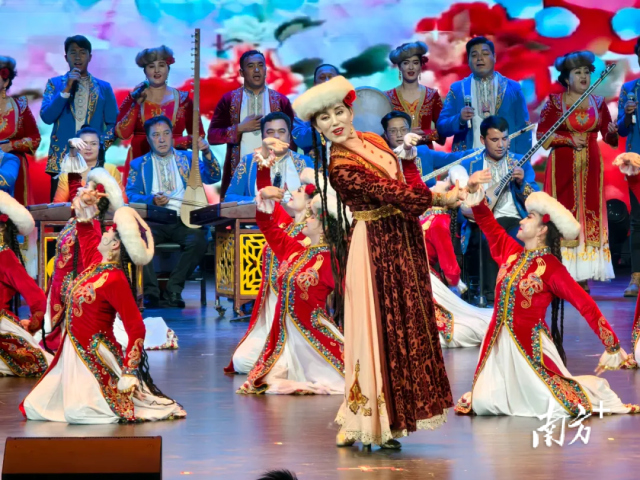 疏附县阿凡提歌舞团表演的舞蹈。