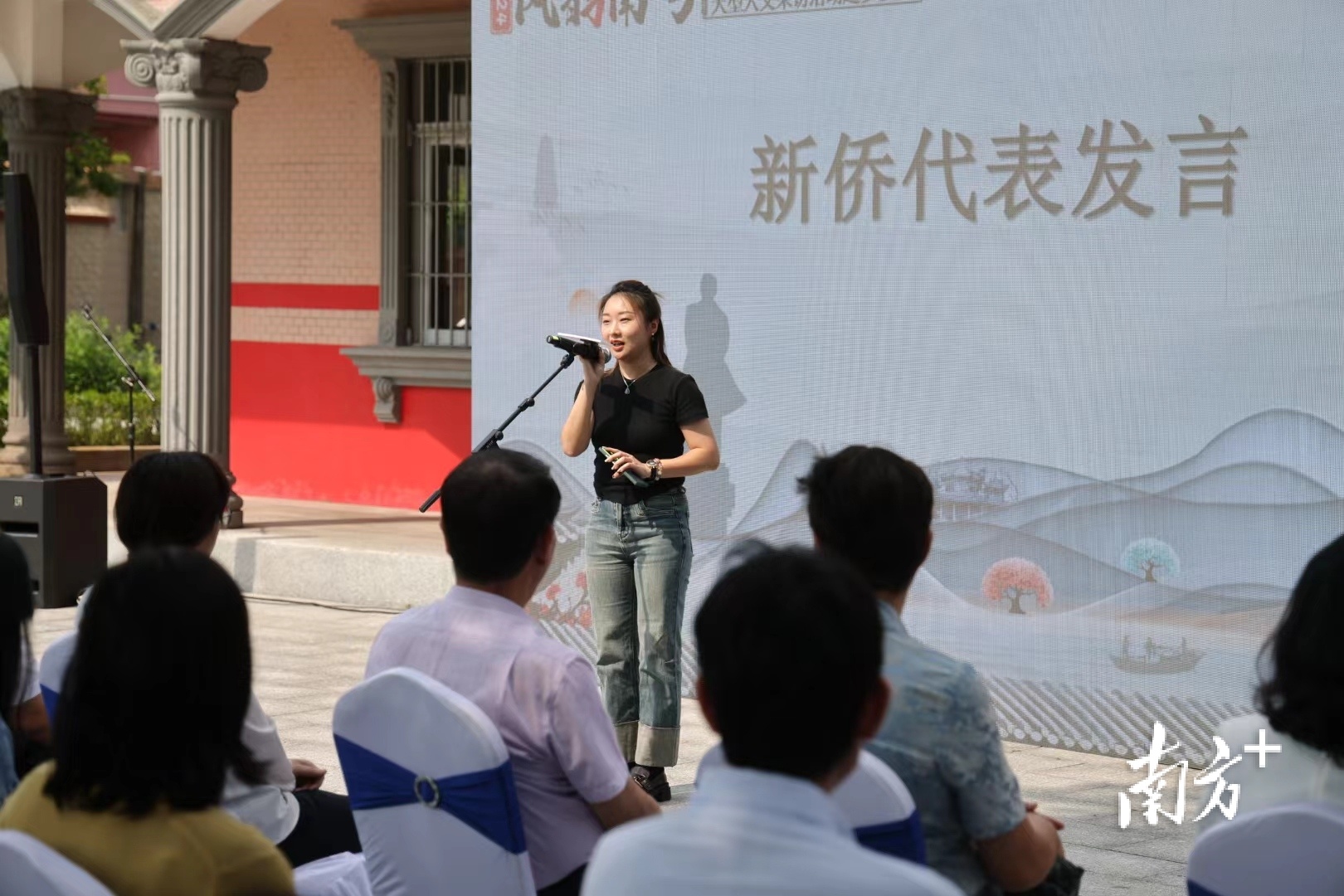 中山新侨代表、中山市海外归国人员创业协会副会长李颖婷分享观看“侨村行”系列作品的感想。 南方+ 叶志文 拍摄