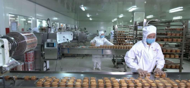 广东心美生态食品有限公司月饼生产线。  受访者供图