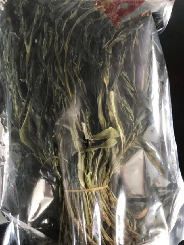 经天然晾晒而成的连州菜心干。