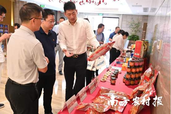 合浦特色优质农产品深受客商青睐。林启波 摄