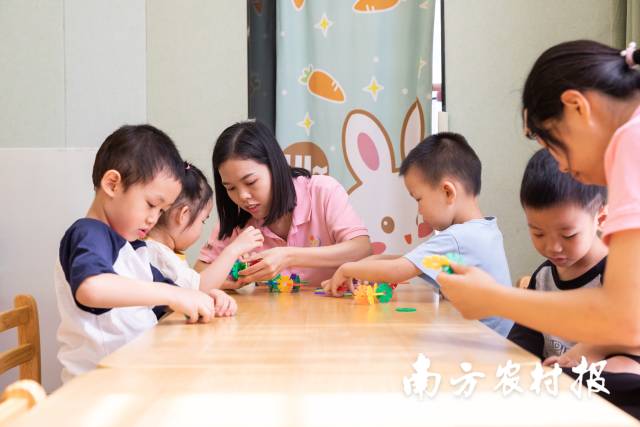 晴晴言语康复中心的老师们带孩子上课 晴晴言语康复中心的老师们带孩子上课