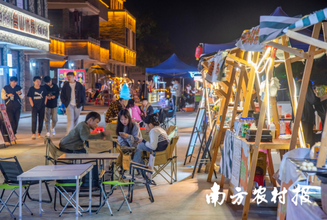 桂水村周末集市热闹非凡，吸引众多游客前往游玩。