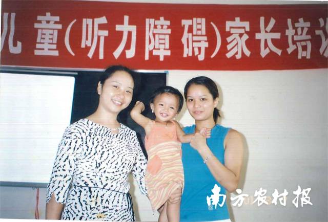 在深圳市特殊需要儿童早期干预中心以及伍雪玲（右一）不间断的康复训练下，女儿卢瑾晴（中间小孩）很快便恢复了言语能力。