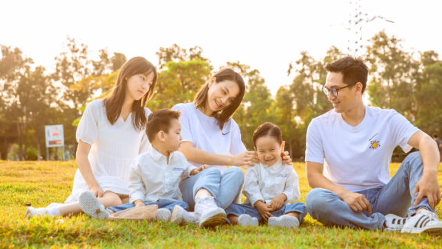 中山有这样一群人，她们是老师/医生/警察，也是_____
