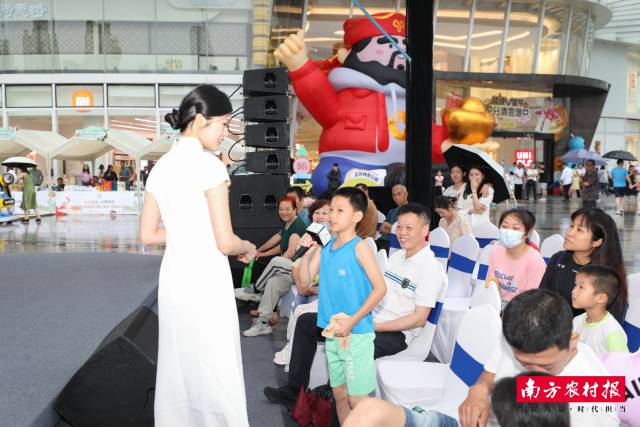市民朋友积极参加互动问答游戏。 市民朋友积极参加互动问答游戏。
