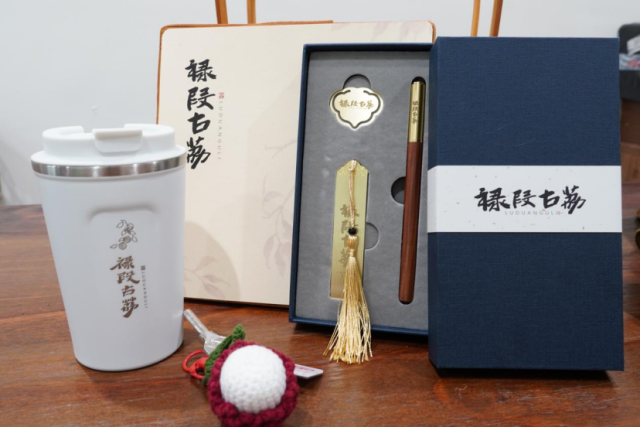 针对年轻人群体,筑梦公司推出的“禄段古荔”文创产品。 李瑞雪/摄 针对年轻人群体,筑梦公司推出的“禄段古荔”文创产品。 李瑞雪/摄