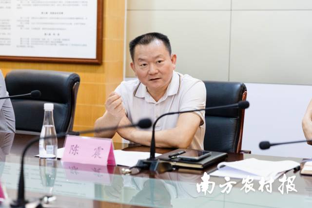 广州市相助办公室党组成员、副主任陈震接受《南方村落子报》记者专访。