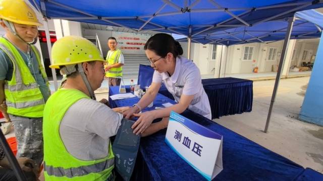 中山医企携手为300位建筑工友爱心义诊