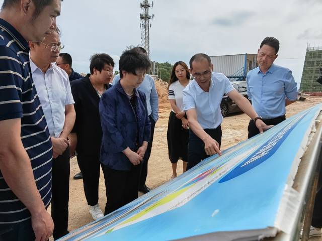 朱蓓薇在惠来县海源达鲍鱼产业加工厂调研。