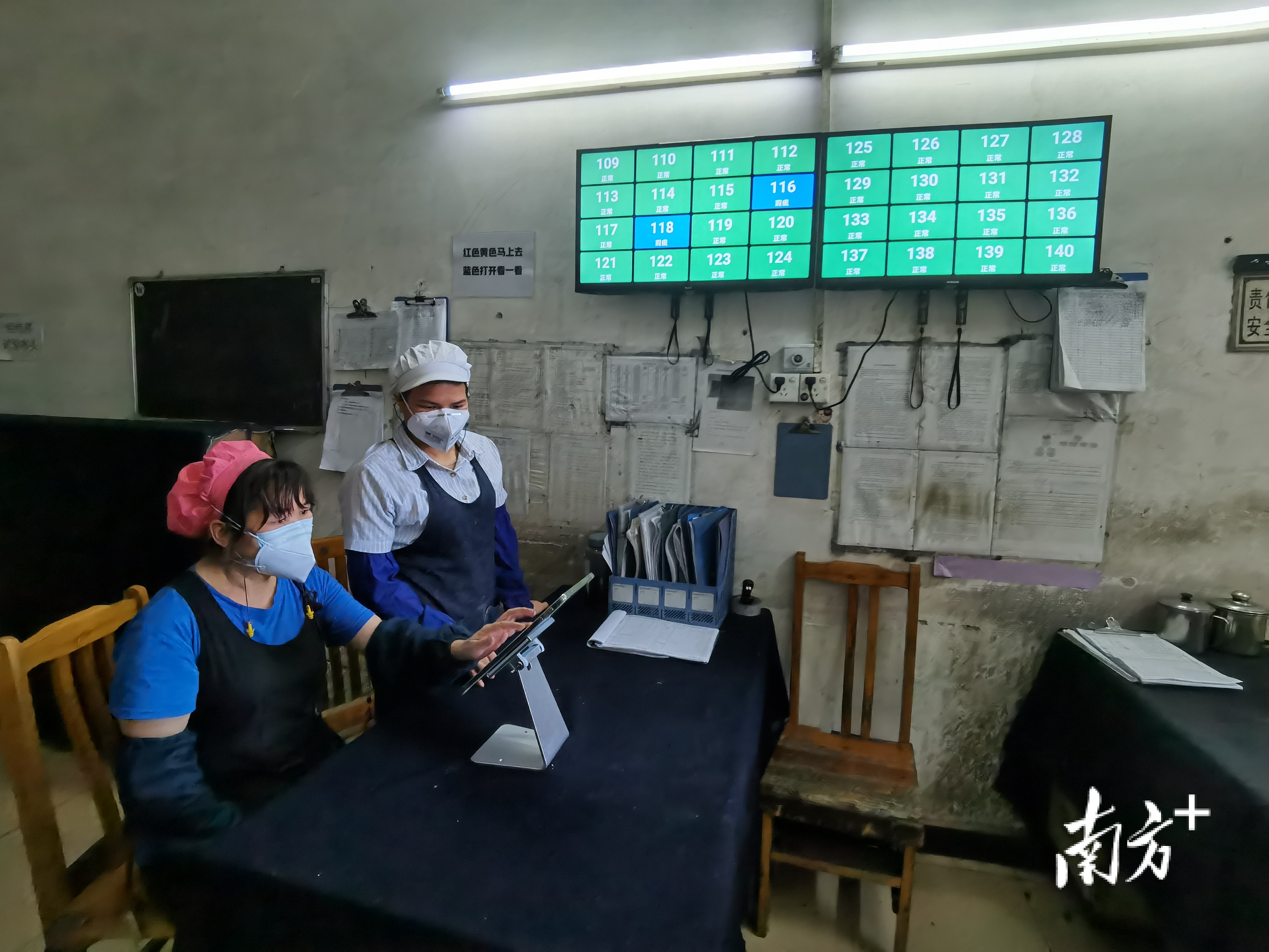 立笙纺织车间工人只需通过平板电脑,即可实时监控具体工序。 陈梦 摄 立笙纺织车间工人只需通过平板电脑,即可实时监控具体工序。 陈梦 摄