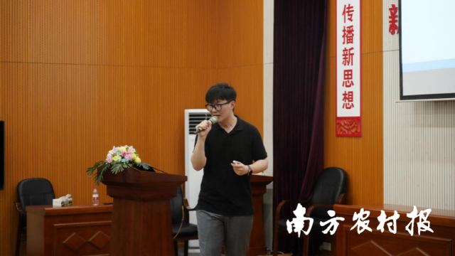 一财商学院高级方法论经理曲子轩现场授课。