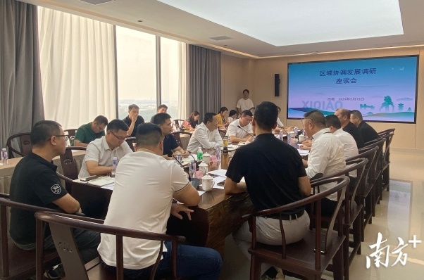 座谈会上,调研组畅谈西樵和南海纺织产业之“新”。陈梦 摄 座谈会上,调研组畅谈西樵和南海纺织产业之“新”。陈梦 摄