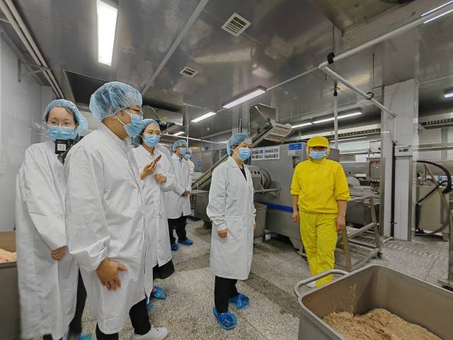 朱蓓薇在广东吉祥佬食品科技有限公司食品生产车间调研。