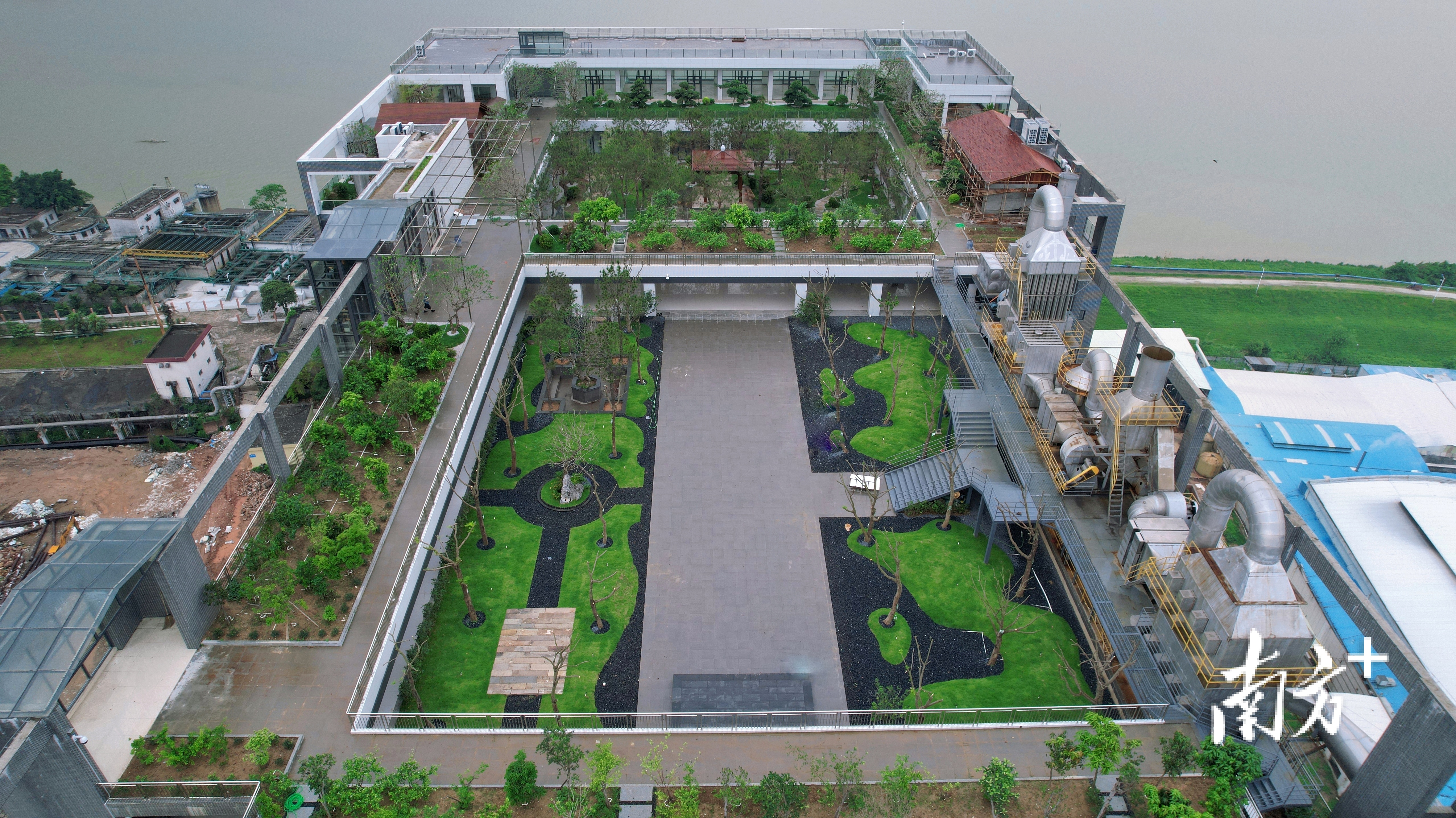 名杰纺织在智造大楼楼顶打造了“空中走秀台”。 陈梦 摄 名杰纺织在智造大楼楼顶打造了“空中走秀台”。 陈梦 摄