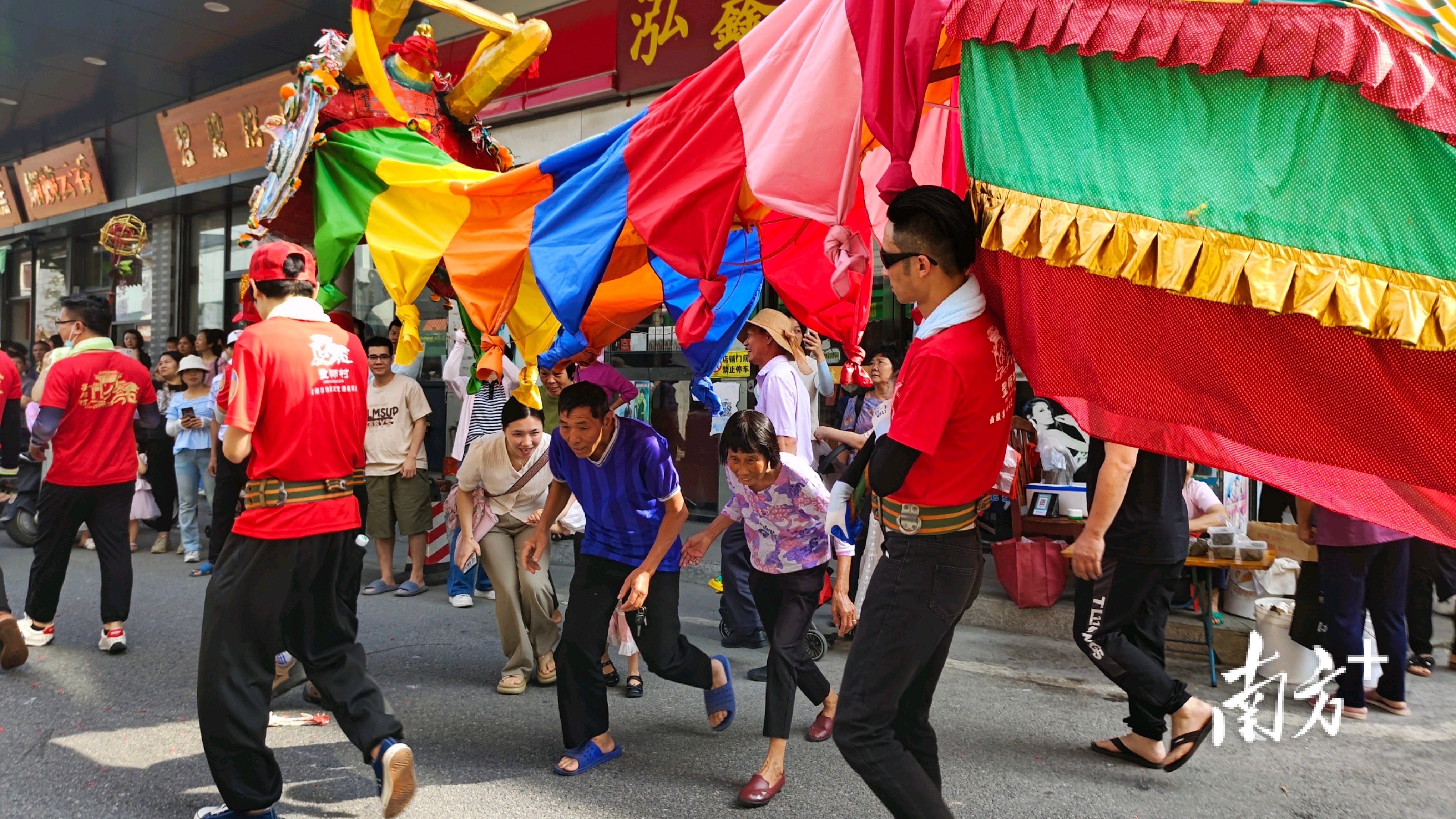 钻龙身,钻完龙头钻龙尾,寓意从年头好到年尾。 南方+ 陈少宏 拍摄